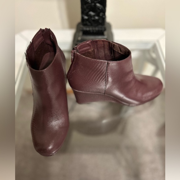 Pre-owned .Sugar Juliette wedge booties. Burgundy lizard. - Picture 4 of 4